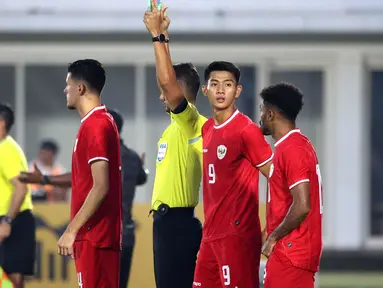 Pemain Timnas Indonesia, Malik Risaldi menunggu di pinggir lapangan saat menggantikan Marselino Ferdinan pada laga uji coba melawan Tanzania di Stadion Madya, Senayan, Jakarta, Minggu (02/06/2024). (Bola.com/Abdul Aziz)