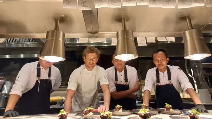 Menikmati Pencampuran Budaya dari Perjalanan Kuliner Kreasi Chef Michelin Star dari Hotel Lantai 62