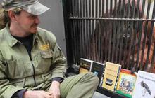 Wow, orang utan ini gemar baca novel cinta!