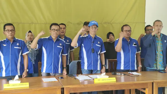 Sejumlah pengurus FSP RTMM-SPSI memberikan keterangan terkait rencana kenaikan cukai tembakau, Kecamatan Cimanggis, Kota Depok. (Liputan6.com/Dicky Agung Prihanto)