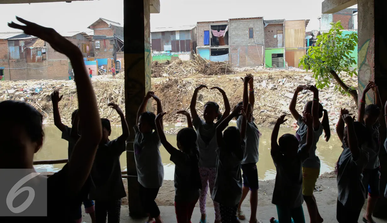 Anak-anak Ciliwung tampak antusias mengikuti latihan menari balet di Bantaran Kali Ciliwung, Jakarta, Sabtu (29/8/2015). Pelatihan ini adalah kerjasama antara Kedubes Australia dengan Yayasan Bina Ballet Indonesia. (Liputan6.com/Faizal Fanani)