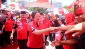 Ketua DPP PDIP Puan Maharani saat menghadiri kampanye rapat umum di Solo, Jawa Tengah, Minggu (31/3). Menjelang hari pencoblosan, Puan Maharani mengimbau kader PDIP tetap menjaga TPS sampai semua suara selesai dihitung. (Liputan6.com/HO/Iwan)