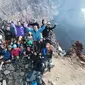 Para pendaki dari Open Trip Basecamp Bu Soeto saat berfoto bersama di atas Puncak Sejati Gunung Raung Jatim (Dok. Humas Basecamp Bu Soeto / Nefri Inge)