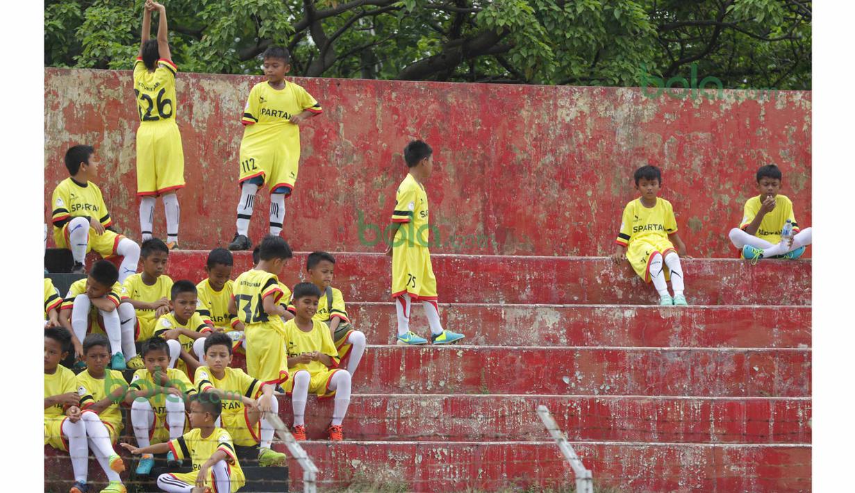 Anak-anak SSB Kota Padang menunggu giliran sebelum beraksi pada ajang Irman gusman Cup 2016 diStadion Agus Salim, Padang, Minggu (13/3/2016). (Bola.com/Nicklas Hanoatubun)