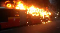 Busway terbakar di halte BNN Cawang (TMC Polda Metro)