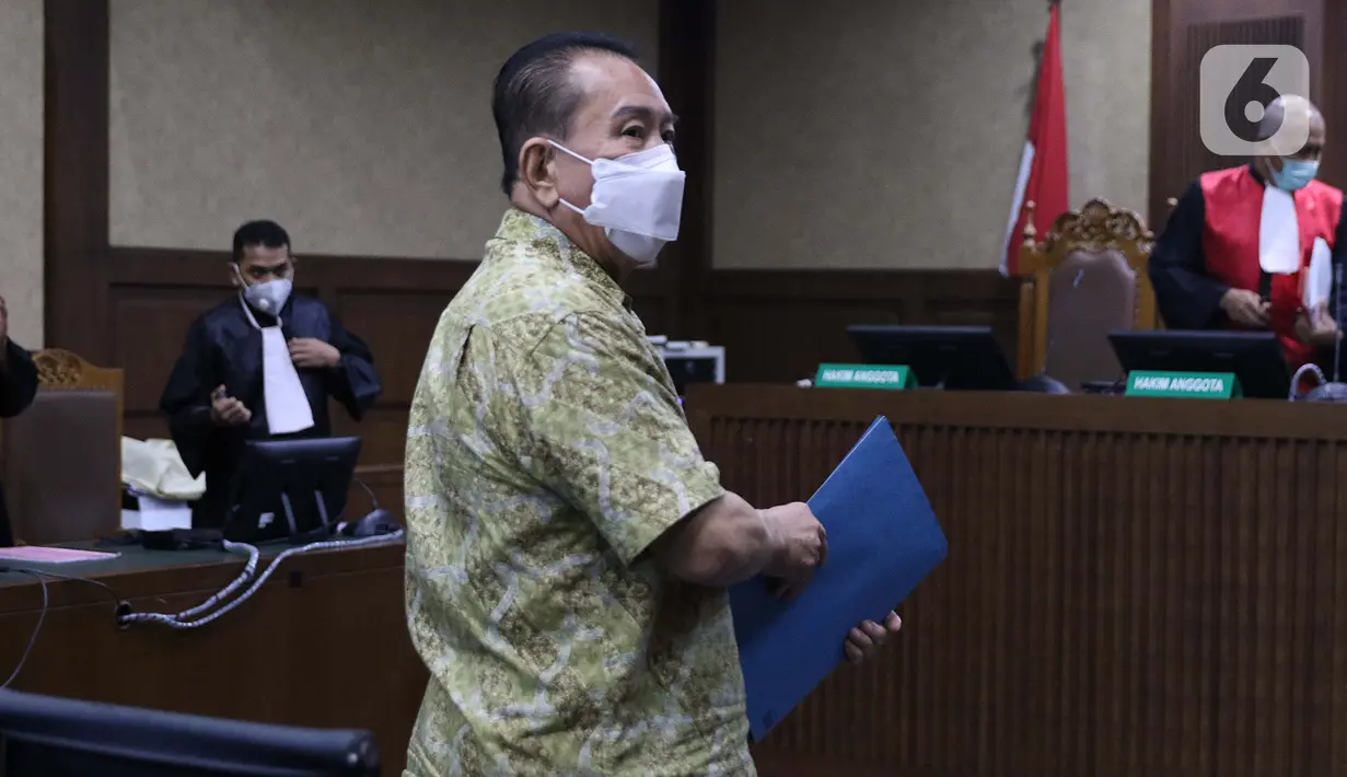 Tersangka perkara dugaan suap penghapusan nama terpidana perkara pengalihan hak tagih atau cessie Bank Bali dari daftar red notice Polri, Djoko Soegiarto Tjandra usai menjalani sidang pembacaan dakwaan di Pengadilan Tipikor Jakarta, Senin (2/11/2020). (Liputan6.com/Helmi Fithriansyah)
