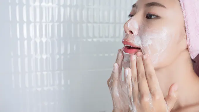 Sabun cuci muka dengan kandungan yang melembapkan kulit