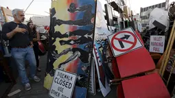 Pengunjung saat melihat barang-barang milik kolektor Nick Metropolis di Hollywood , Los Angeles, (27/2). Barang - barang Nick sering disewakan atau dibeli untuk produksi film Hollywood. (REUTERS / Chris Helgren)