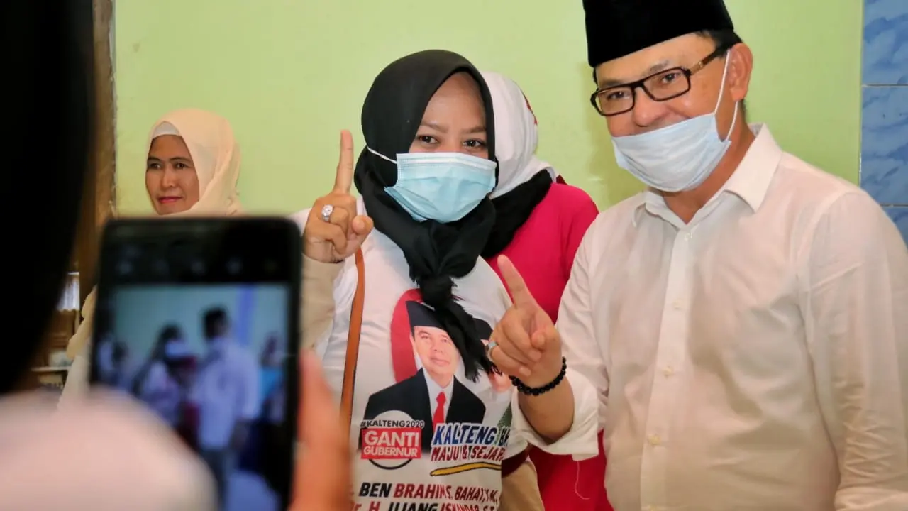 Masyarakat Desa Bukit Raya, Menthobi Raya, Lamandau menyatakan dukungannya kepada Ben Bahat dan Ujang Iskandar (Ben-Ujang).