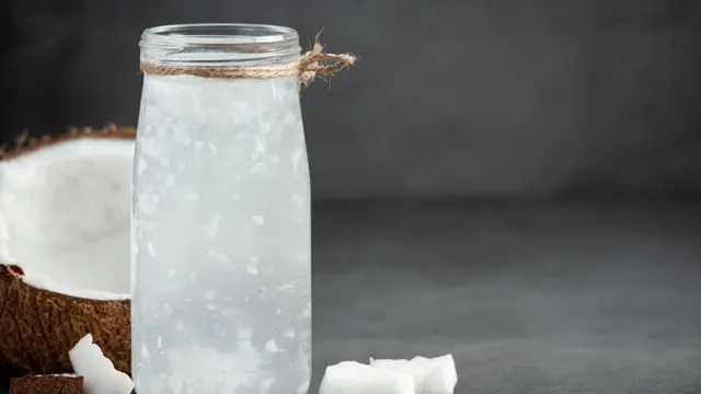 Air kelapa tidak baik dikonsumsi terlalu banyak karena dapat memengaruhi kadar gula darah