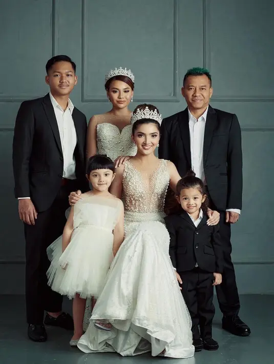 Keluarga Anang Hermansyah. (Instagram/azriel_hermansyah)