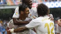 Gelandang Real Madrid Casemiro (kiri) bersama rekan setimnya merayakan gol ke gawang Levante pada pekan keempat Liga Spanyol di Santiago Bernabeu, Sabtu (14/9/2019). Real Madrid menang 3-2. (AP Photo/Bernat Armangue)