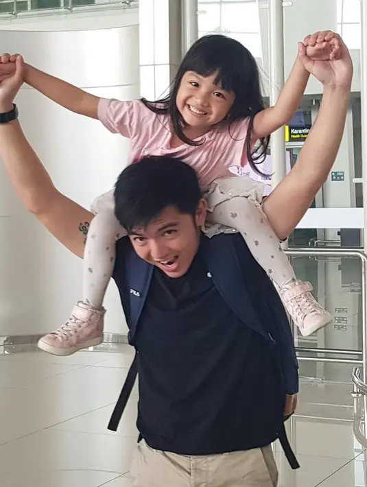 Meski tidak sedikit yang menyayangkan peceraian keduanya. Seperti diketahui, Nicky Tirta menggugat cerai istrinya pada 15 Maret 2018 dengan nomor perkara 238/Pdt.G/2018 PN JKT.Sel.  (Instagram/nickytirta)