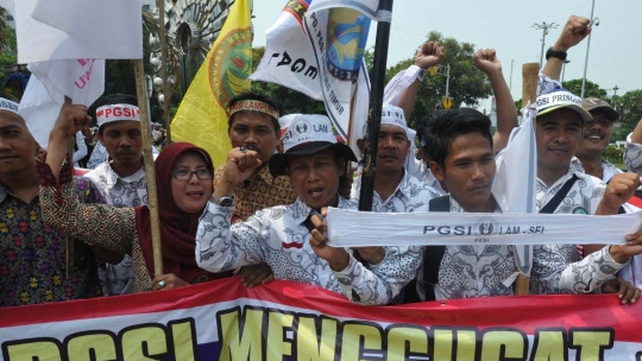 Tuntut jadi PNS, ratusan guru demo di depan Istana Negara