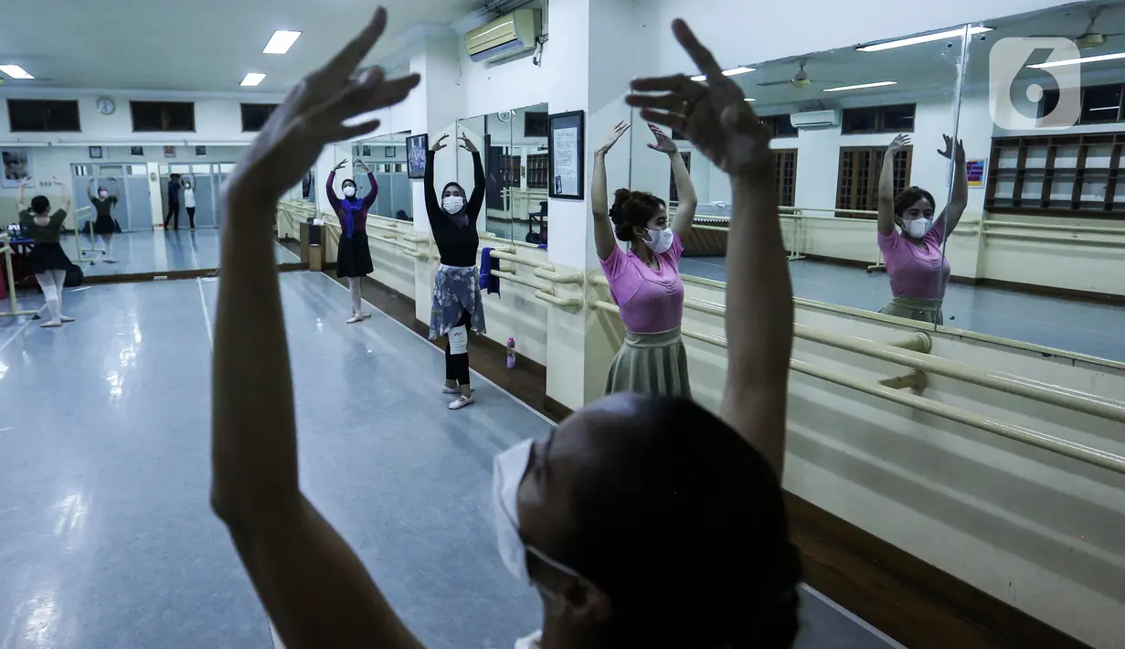 Penari Balet menjalani latihan rutin di Studio Namarina Ballet, Jakarta, Rabu (10/11/2021). Latihan balet ini tetap menjalankan protokol kesehatan seperti memakai masker dan dengan membagi kelas luring dan daring. (Liputan6.com/Johan Tallo)
