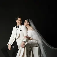 Kali ini, keduanya tampil bergaya klasik dengan sentuhan vintage bernuansa putih [@syifahadju]