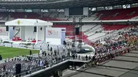 Hampir 90 ribu umat Katolik memadati Stadion Utama Gelora Bung Karno (GBK) untuk mengikuti Misa Akbar bersama Paus Fransiskus, Kamis (5/9/2024). (Liputan6.com/Benedikta Miranti)