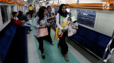 Aktivitas penumpang KRL Commuter Line di Stasiun Tanjung Priok, Jakarta, Kamis (17/8). Pada hari ini PT KCJ memberikan gratis tiket Kartu Multi Trip (KMT) KRL Commuter Line Jabotabek untuk memperingati HUT Kemerdekaan RI Ke 72. (Liputan6.com/Johan Tallo)
