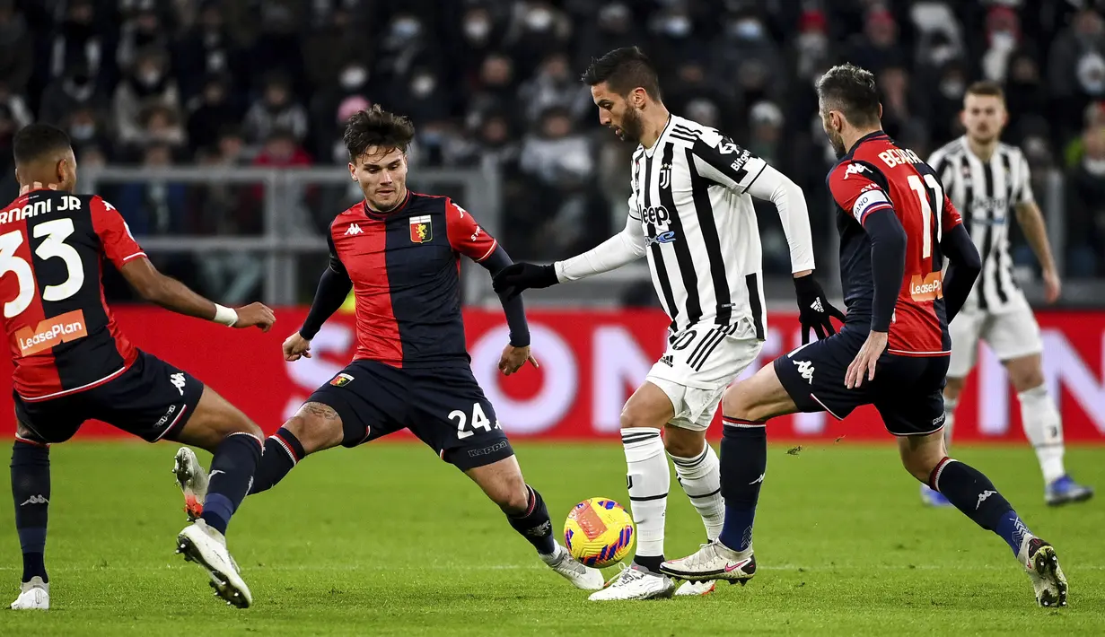 Pemain Juventus Rodrigo Bentancur (tengah) menggiring bola melewati para pemain Genoa berebut pada pertandingan Serie A Liga Italia di Stadion Turin Allianz, Italia, 5 Desember 2021. Juventus menang 2-0. (Marco Alpozzi/LaPresse via AP)