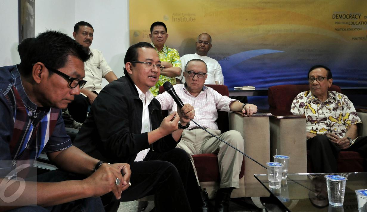 Priyo Budi Santoso saat menemui Akbar Tandjung di Jakarta, Kamis, (7/1/2016). Priyo mendesak pelaksanaan Munas Partai Golkar secepatnya untuk konsolidasi dan penyelamatan Partai Golkar. (Liputan6.com/Johan Tallo)