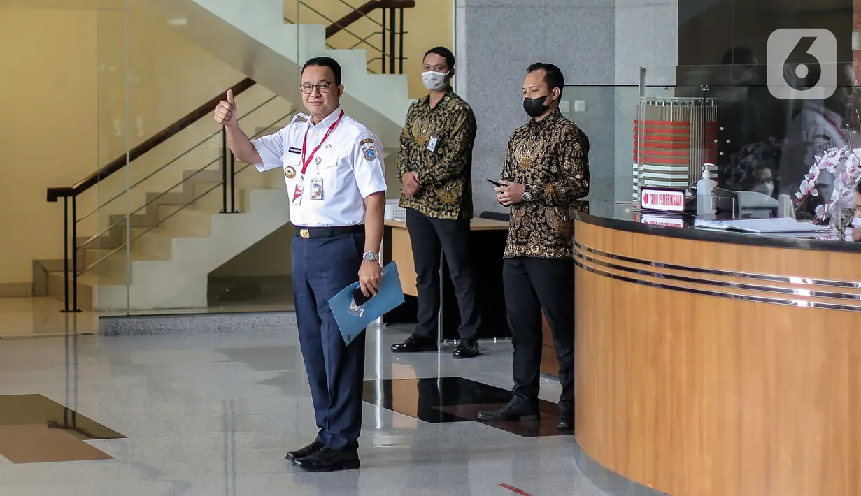 Gubernur DKI Jakarta Anies Baswedan mengacungkan jempol saat tiba di Gedung KPK, Jakarta, Rabu (7/9/2022). Anies Baswedan dipanggil untuk menjalani pemeriksaan terkait laporan dugaan korupsi pada penyelenggaraan Formula E Jakarta. (Liputan6.com/Faizal Fanani)
