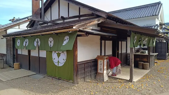 Sebelum berpetualang di zaman Edo, mampirlah ke Jiku, toko penyewaan kimono dan anda akan menjadi warga Edo sesungguhnya hanya dengan membayar 4000-5000 yen/orang.