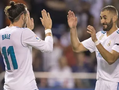 Pemain Real Madrid, Karim Benzema (kanan) kemungkinan akan memperpanjang kontrak bersama Los Blancos hingga 2021. (AP/Lalo R. Villar)