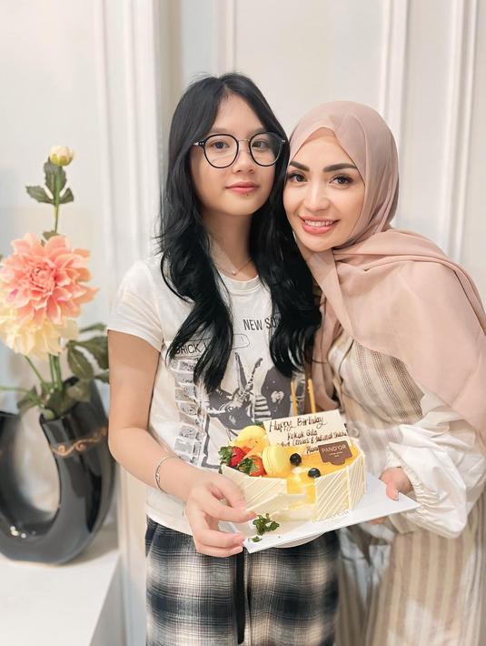 Menilik dari berbagai fotonya, gadis kelahiran Agustus 2011 ini identik dengan rambut panjangnya sedari dulu. Aqila Ramadhani yang kini duduk di bangku SMP belum menunjukkan ketertarikannya terjun ke industri hiburan Tanah Air untuk ikuti jejak sang ibundanya. Aqila juga diketahui tidak memiliki Instagram dan potretnya hanya diunggah oleh Imel PC. (Liputan6.com/IG/@imelpc)