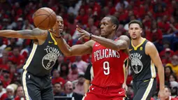 Pemain Pelicans, Rajon Rondo (9) memberikan umpan kepada rekannya saat melawan Warriors pada laga gim ketiga semifinal NBA basketball playoff di Smoothie King Center, New Orleans, (4/5/2018). Pelicans menang 119-100. (AP/Gerald Herbert)