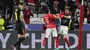 Penyerang Benfica,  Roman Yaremchuk (kanan) melakukan selebrasi setelah mencetak gol ke gawang Ajax pada pertandingan leg pertama babak 16 Liga Champions di Stadion Da Luz, Lisbon, Kamis (24/2/2022). Benfica bermain imbang atas Ajax 1-1.  (AP Photo/Armando Franca)