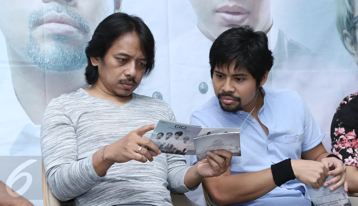Personil GIGI Dewa Budjana (Kiri) berbincang dengan Gusti Hendy saat peluncuran album religi ke-9, Jakarta, Senin (15/5). Band GIGI launching album religi ke-9 bertajuk "Setia Bersama Menyayangi Dan Mencintai". (Liputan6.com/Herman Zakharia)