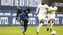 Striker Inter Milan, Romelu Lukaku, melepaskan tendangan saat melawan Sassuolo pada laga Liga Italia di Stadion Giuseppe Meazza, Rabu (7/4/2021). Inter Milan menang dengan skor 2-1. (AP/Antonio Calanni)