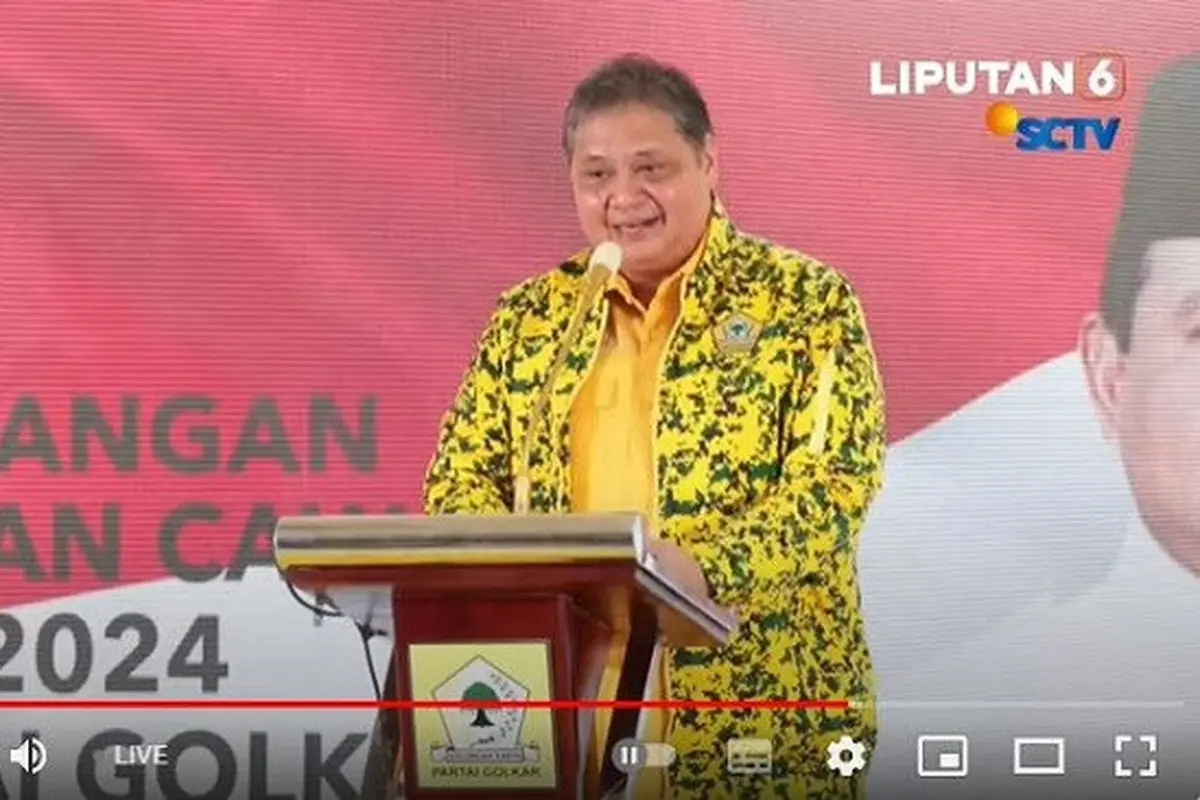Ketua Umum Partai Golkar, Airlangga Hartarto saat mengumumkan Prabowo Subianto dan Gibran Rakabuming Raka sebagai pasangan bakal capres-cawapres Pemilu 2024 di Rapimnas II Partai Golkar, Jakarta, Sabtu (21/10/2023). (YouTube Liputan6)