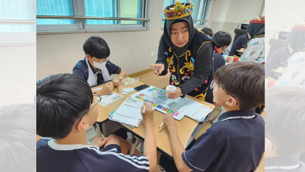 Potret Guru Indonesia Diundang Mengajar di SMP Korea Selatan Sekaligus Memperkenalkan Budaya Indonesia Menggunakan Bahasa Inggris. Para Siswa pun Mengaku Antusias dan Mengucapkan Terima Kasih (Sumber Foto : Gukje News)