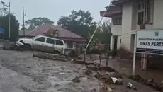 Detik-Detik Banjir Bandang Terjang Kantor Bupati Solok