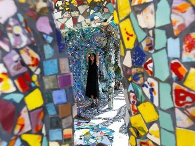  Pengunjung melihat keunikan Mosaic Tile House di Venice, California, AS, (26/9). Rumah yang dipenuhi mozaik dari kepingan keramik, genteng dan barang bekas ini merupakan karya pasangan suami istri, Gonzalo Duran dan Cheri Pann. (REUTERS/Mario Anzuoni)