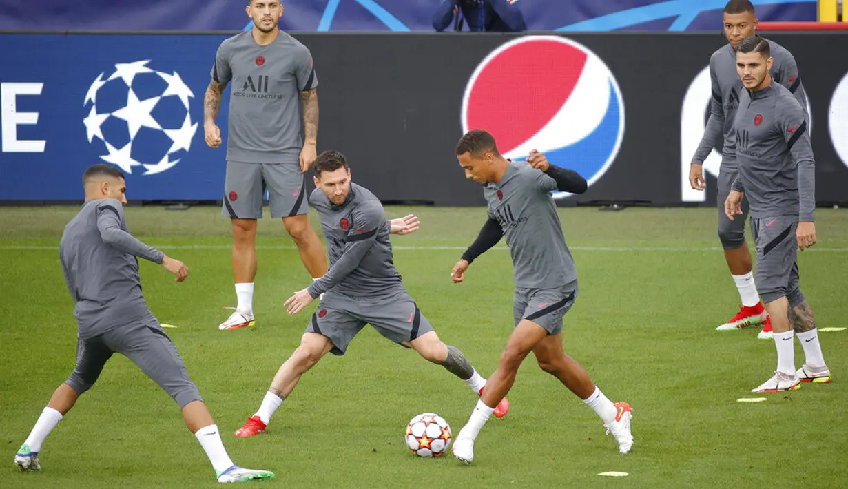Penyerang PSG, Lionel Messi (kiri tengah) berusaha merebut bola saat sesi latihan tim di Stadion Jan Breydel di Bruges, Belgia, Selasa (14/9/2021). PSG akan melawan Club Brugge pada Grup A Liga Champions di Stadion Jan Breydel. (AP Photo/Olivier Matthys)