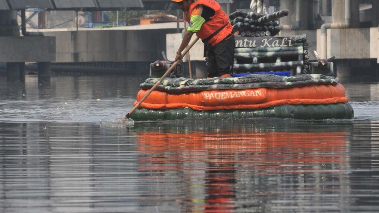 Perahu berbahan sampah botol plastik ini dimanfaatkan untuk membersihkan sampah yang mengotori kawasan Kali Ancol, Jakarta Utara.&nbsp;Foto: Merdeka.com/Imam Buhori
