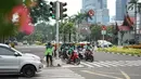 Pengendara sepeda motor melawan arus lalu lintas di perempatan lampu merah kawasan Gondangdia, Jakarta, Senin (29/4/2019). Rendahnya kesadaran tertib berlalu lintas menyebabkan para pengendara nekat melawan arus. (Liputan6.com/Immanuel Antonius)