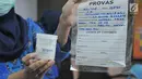 Petugas Laboratorium Narkotik BNN menunjukkan sampel prekursor di Laboratorium Narkotik BNN di Jakarta, Jumat (9/2). Prekursor ini diduga merupakan bahan baku pil PCC. (Liputan6.com/Herman Zakharia)