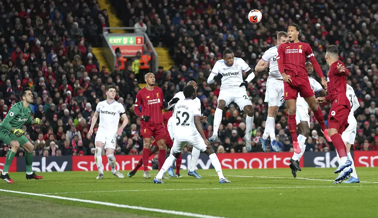 Bek Liverpool, Virgil van Dijk, Menyundul bola saat melawan West Ham United pada laga Premier League di Stadion Anfield, Inggris, Selasa (25/2/2020). Liverpool menang dengan skor 3-2. (AP/Jon Super)