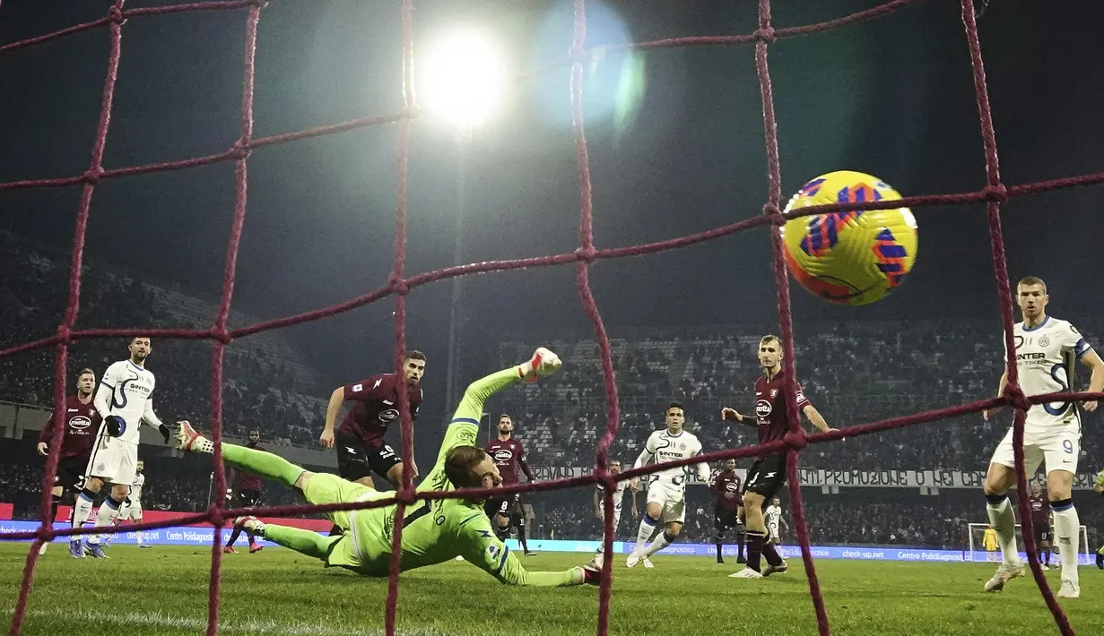 Menit ke-76, Lautaro mencetak gol keempat Inter. Akselerasi Gagliardini ke dalam kotak penalti, bola muntah ke tengah dan disambut sepakan first time Lautaro. (AP via LaPresse/Alessandro Garofalo)
