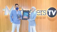 Gilang Widya Pramana dan sang istri, Shandy Purnamasari menerima penghargaan