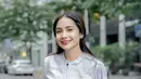 Nagita Slavina sempat pamer OOTD batiknya di Berlin. Ia mengenakan kemeja satin tanpa kerah dengan motif batik di bagian bawah [@raffinagita1717]