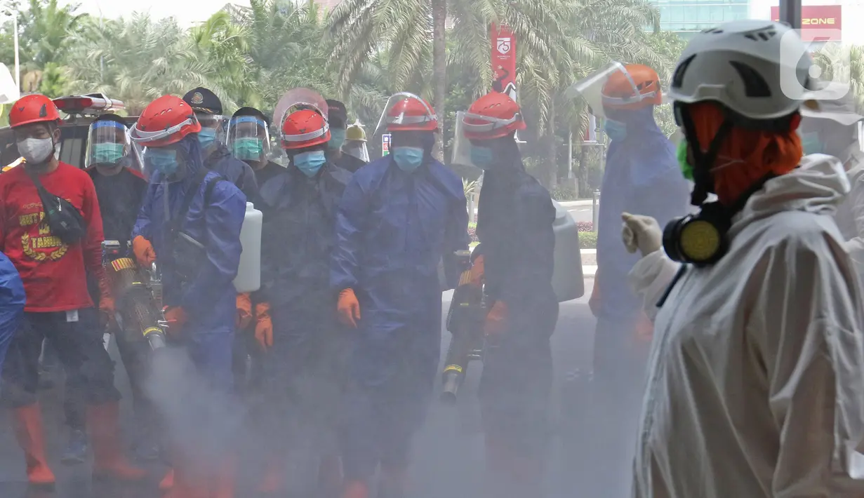 Petugas pemadam kebakaran Kota Depok melakukan penyemprotan disinfektan di Mal Margo City, Depok, Sabtu (22/08/2020). Penyemprotan dilakukan menyusul  adanya 15 pegawai di gerai perbelanjaan Giant Margo City yang positif COVID-19. (Liputan6.com/Herman Zakharia)