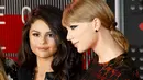 Taylor pun memberikan lirik lagu Selena Gomez sebagai jawaban pertayaan dirinya sendiri itu. "I mean i could but why would i want 2" (R1L Media)