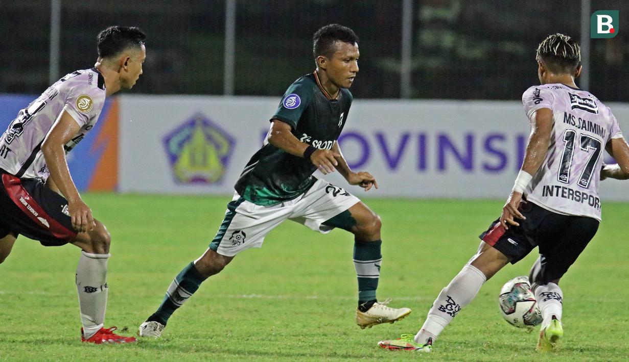 Persikabo 1973 mempunyai sebuah peluang emas di babak kedua. Diawali oleh tendangan bebas Ciro Alves yang masih mampu ditepis kiper Bali United Wawan Hendrawan, bola rebound gagal dimanfaatkan Hendra Adi Bayauw usai tendangannya melebar. Skor 0-3 bertahan hingga laga usai. (Bola.com/Nandang Permana)