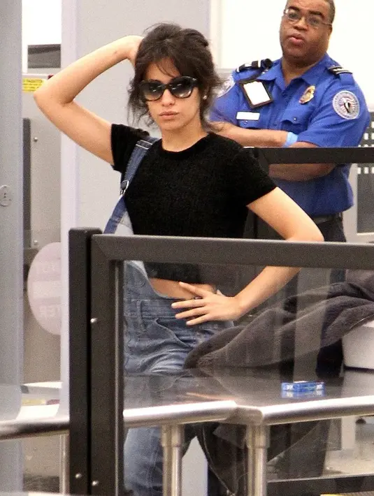 Bukannya lari atau menyembunyikan diri seperti kebanyakan selebriti, pelantun lagu Havana ini malah berpose kocak. (Splash News/Cosmopolitan)