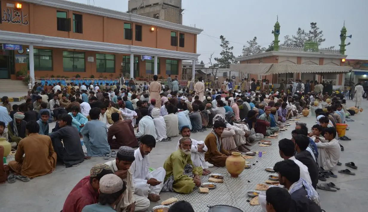 Umat muslim di Pakistan berkumpul bersama menunggu waktu Magrib tiba, Quetta, Rabu (2/7/2014) (AFP PHOTO/BANARAS KHAN)