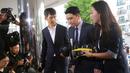 Mantan anggota boyband BIGBANG, Seungri (tengah) tiba untuk menjalani interogasi di Kantor Polisi Metropolitan Seoul, Rabu (28/8/2019). Polisi memanggil Seungri untuk memberikan keterangan atas tuduhan kasus perjudian di luar negeri. (AP/Ahn Young-joon)